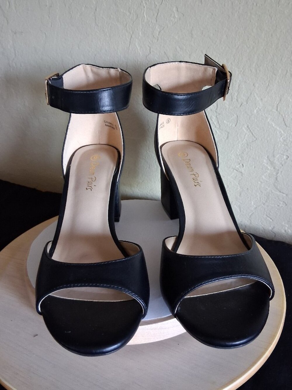 Dream Pairs woman 's. Chuckle pump in black Adjustable ankle Strap. Size 9.